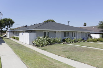 313 N Tustin Ave in Anaheim, CA - Foto de edificio - Building Photo