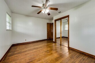 4262 T C Jester Blvd in Houston, TX - Foto de edificio - Building Photo