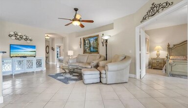 5650 Northboro Dr, Unit 102 in Naples, FL - Foto de edificio - Building Photo