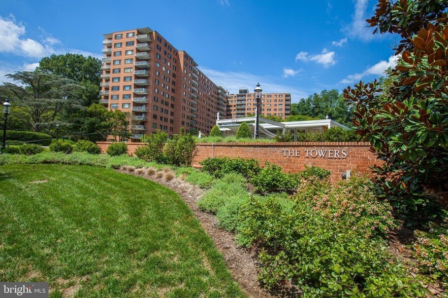 4201 Cathedral Ave NW, Unit 301E in Washington, DC - Building Photo