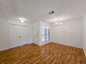 8021 Rimini Trail in Austin, TX - Foto de edificio - Building Photo