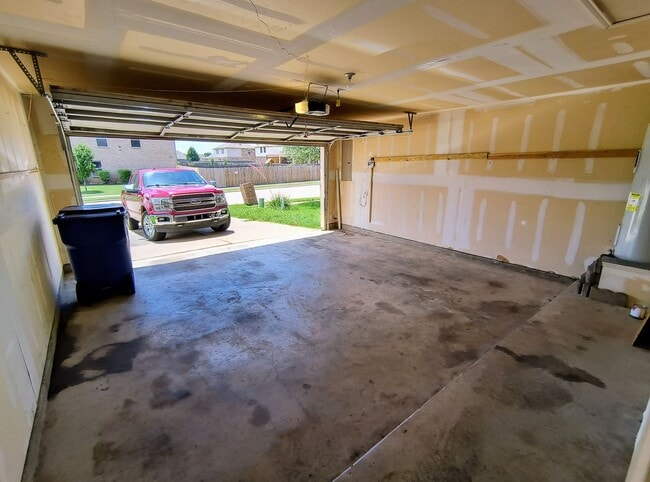 1016 Foxtail Ln in Crowley, TX - Foto de edificio - Building Photo