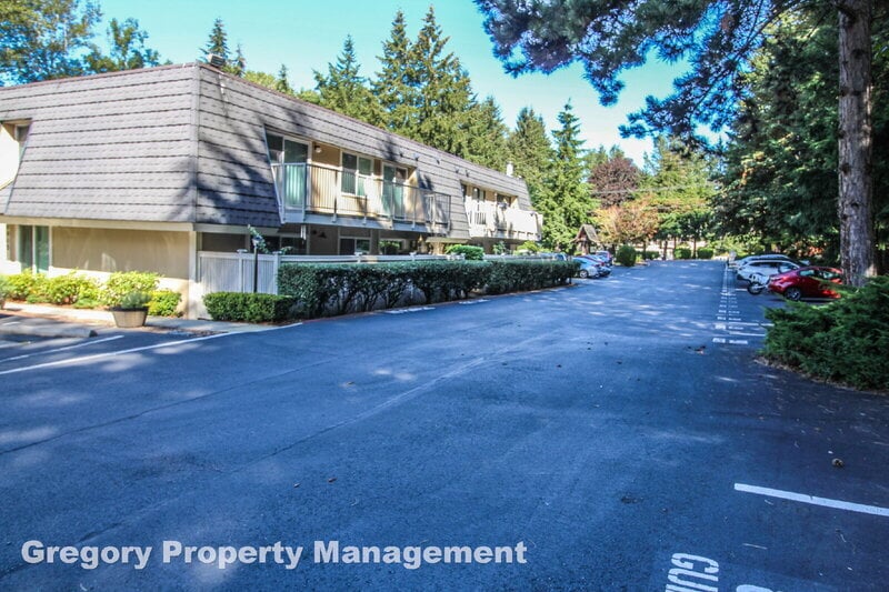 9907 NE 124th St in Kirkland, WA - Building Photo