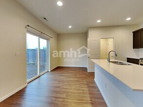 2183 NW Woodland Dr in McMinnville, OR - Building Photo - Building Photo