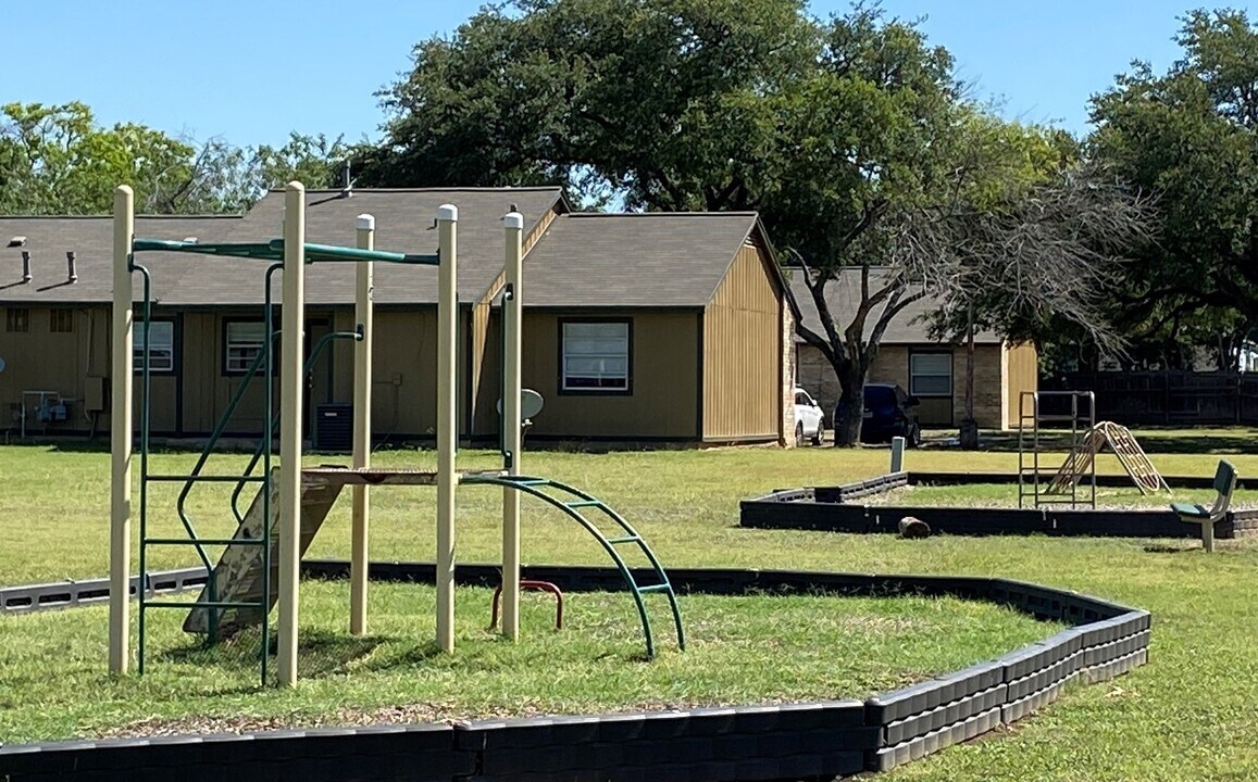 101 Glenbrook Dr E in New Braunfels, TX - Building Photo