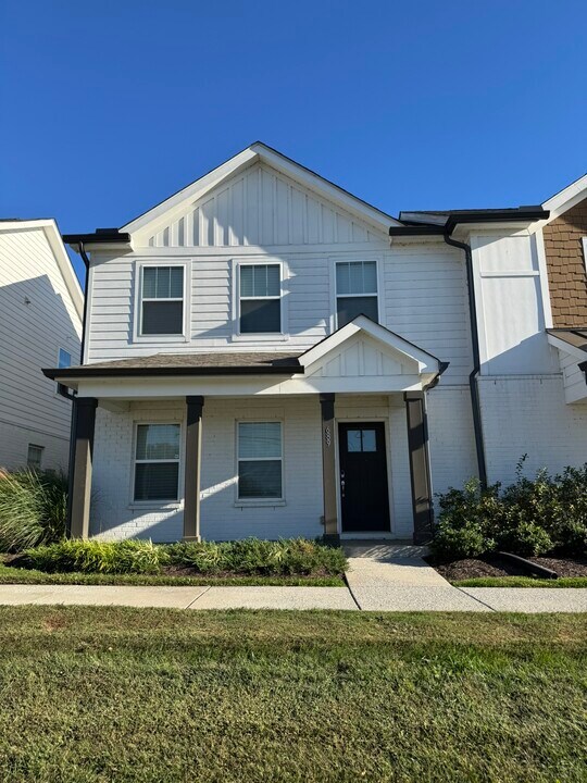 689 Hickory Industrial Dr in Nashville, TN - Building Photo