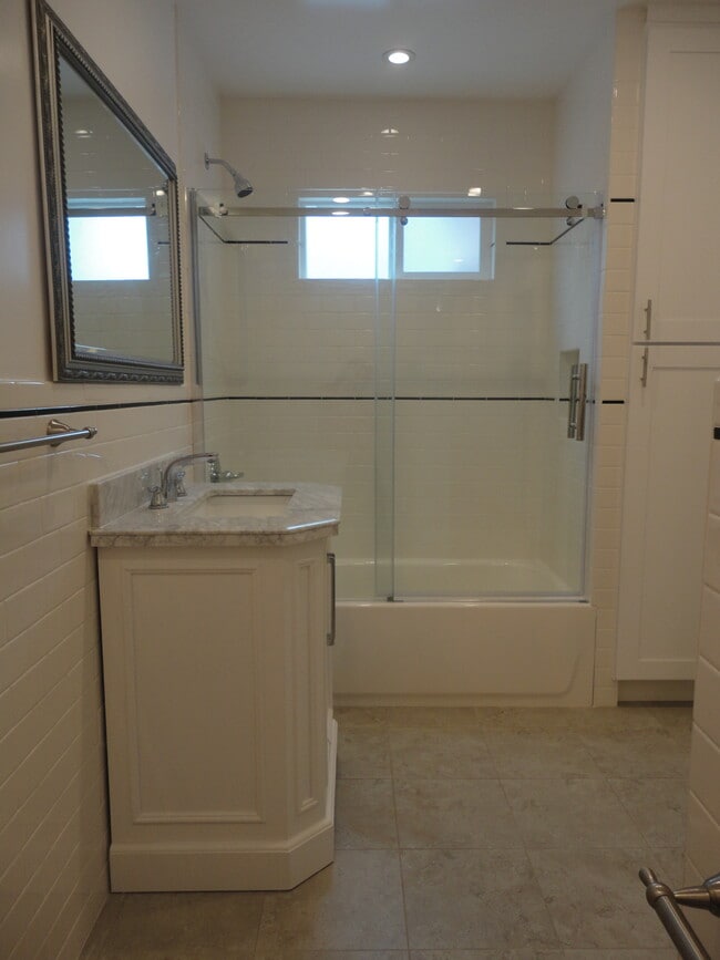 3176 Rowena Ave in Los Angeles, CA - Foto de edificio - Building Photo