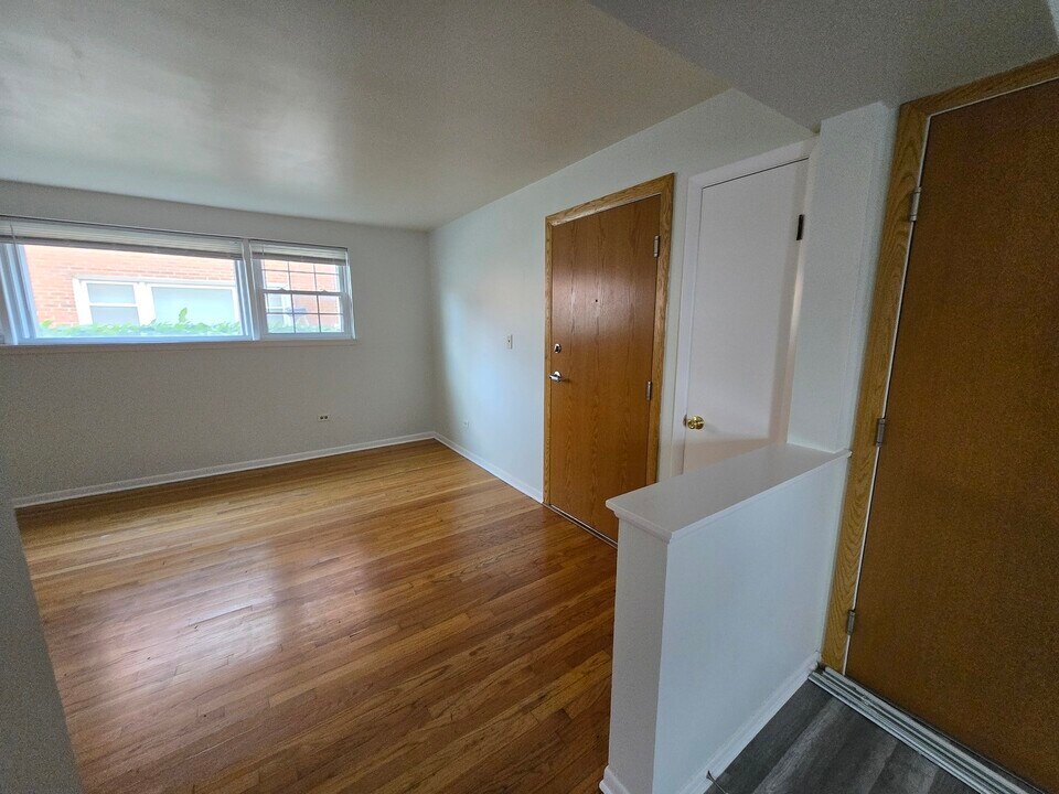 9458 Glenlake Ave in Rosemont, IL - Building Photo