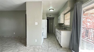 9616 Long Point Rd in Houston, TX - Building Photo - Building Photo