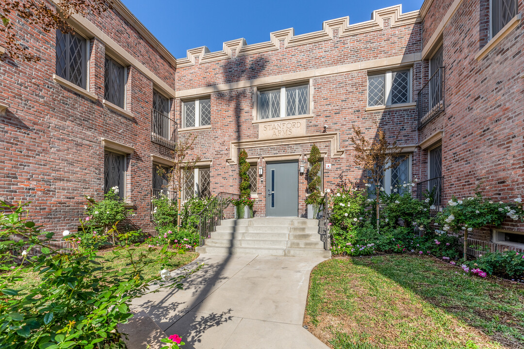 107 W Dryden St in Glendale, CA - Building Photo