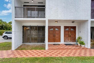 1990 Brickell Ave, Unit G in Miami, FL - Foto de edificio - Building Photo
