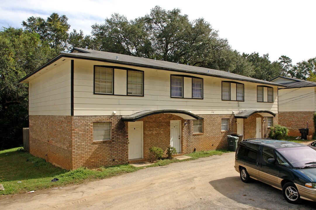 1742 Hartsfield Rd in Tallahassee, FL - Foto de edificio