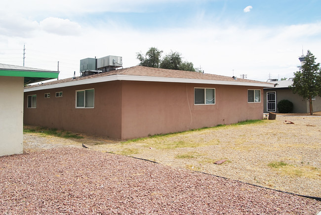 631 Desert Ln in Las Vegas, NV - Foto de edificio - Building Photo