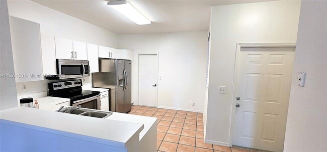 2058 Madeira Dr in Weston, FL - Building Photo - Building Photo