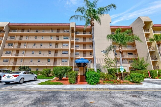 3590 Via Poinciana in Greenacres, FL - Building Photo - Building Photo