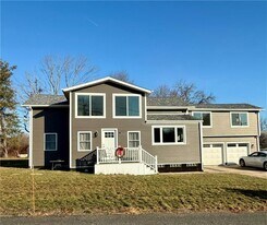 28 Kitchener St in Tiverton, RI - Building Photo