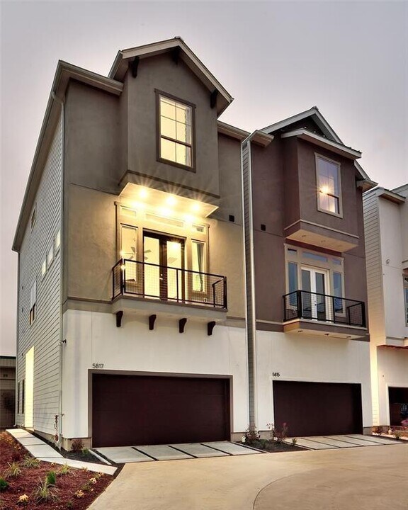 5839 E Post Oak Ln in Houston, TX - Building Photo