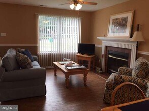 31 Bark Hollow Ln in Horsham, PA - Foto de edificio - Building Photo