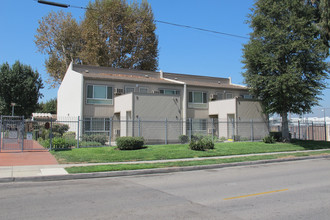 Foster Avenue Apartments in Baldwin Park, CA - Foto de edificio - Building Photo