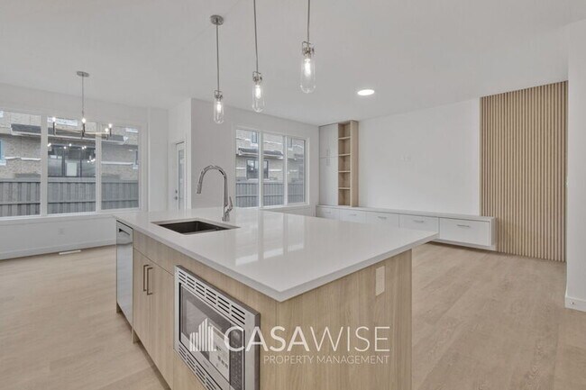 22128-22194 94 Ave NW in Edmonton, AB - Building Photo - Building Photo