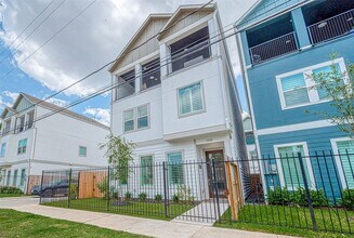 909-A W 35th St in Houston, TX - Building Photo - Building Photo
