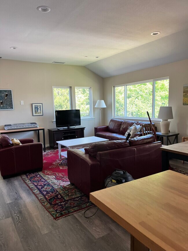 906 Mustang Ct, Unit A in Petaluma, CA - Building Photo - Building Photo