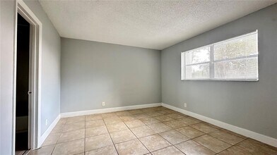 8020 Fairview Dr, Unit 108 in Tamarac, FL - Building Photo - Building Photo