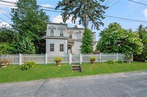 10 Hendricks St in South Kingstown, RI - Building Photo
