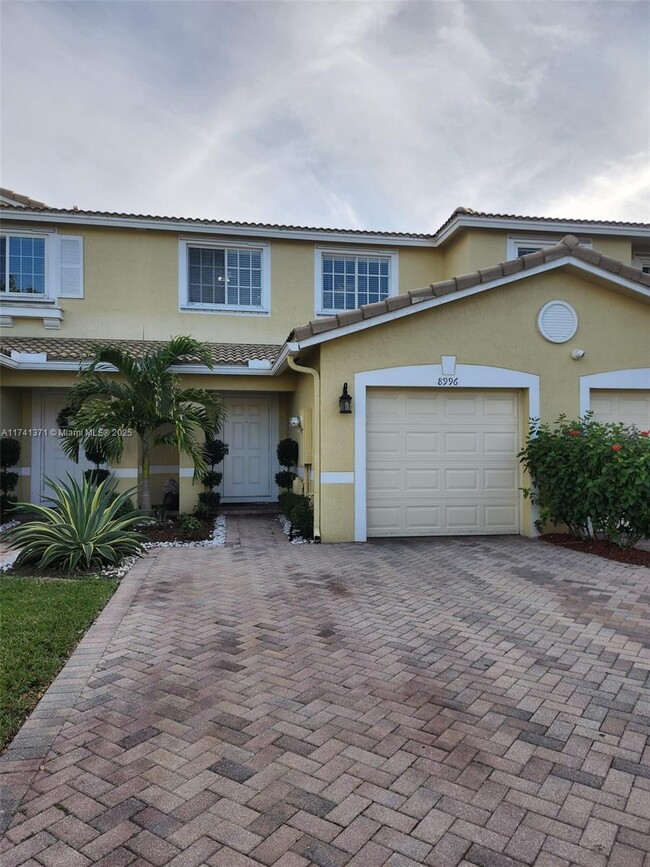 8996 Lancaster St in Tamarac, FL - Foto de edificio - Building Photo