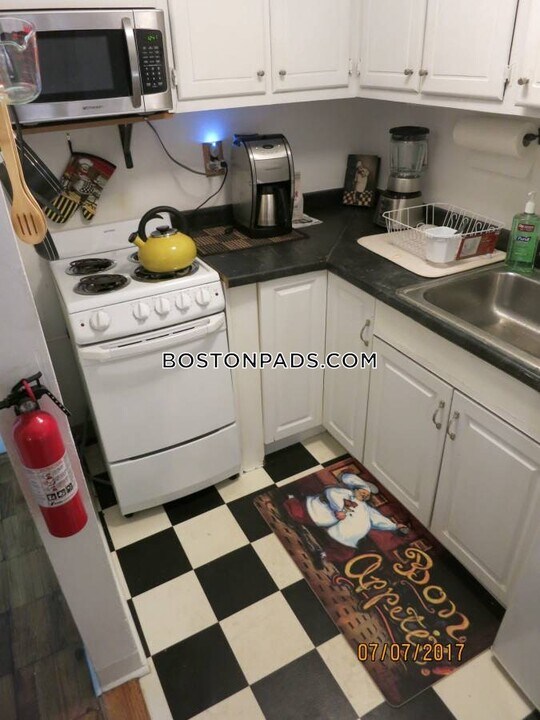 21 Boston St in Boston, MA - Building Photo