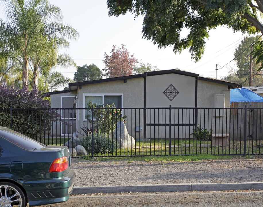519-529 W 11th Ave in Escondido, CA - Foto de edificio