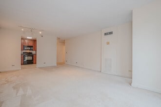 200 N Dearborn St in Chicago, IL - Building Photo - Building Photo