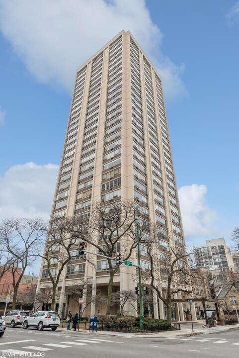 70 W Burton Pl in Chicago, IL - Building Photo