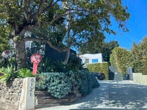 6121 Glen Holly St in Los Angeles, CA - Foto de edificio - Building Photo