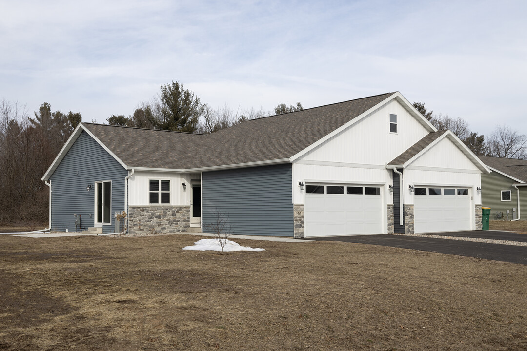 920 Green Pastures Trl in Plover, WI - Foto de edificio