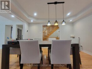 98 Brookeview Dr in Aurora, ON - Building Photo - Building Photo