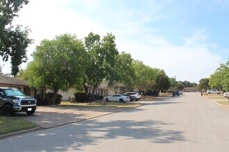 3610 Mahan St in Bryan, TX - Foto de edificio - Building Photo
