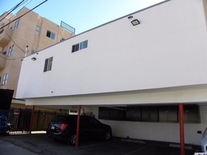 5831 Carlton Way in Los Angeles, CA - Foto de edificio - Building Photo