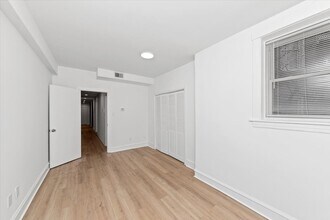1042 N Kedzie Ave, Unit G in Chicago, IL - Foto de edificio - Building Photo