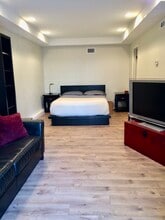 7506 Hampton Ave, Unit 1 in West Hollywood, CA - Foto de edificio - Building Photo