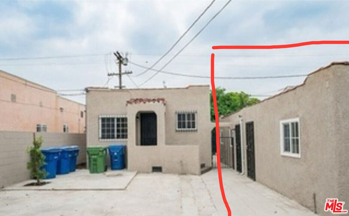 820 E 84th Pl in Los Angeles, CA - Building Photo