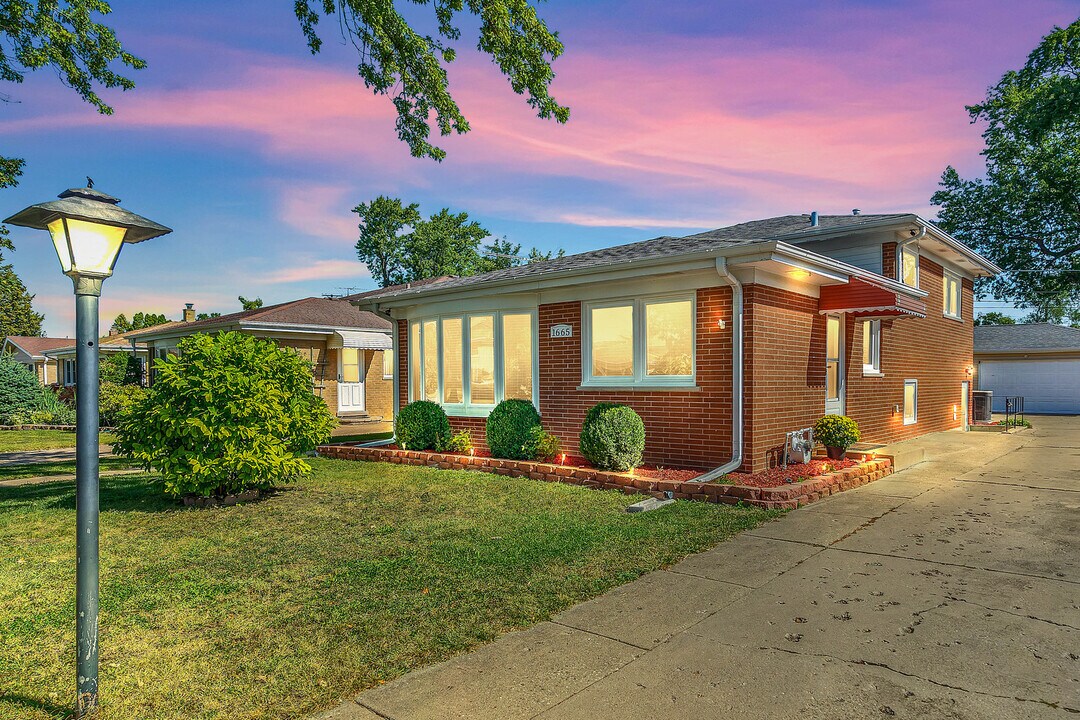 1665 S Elm St in Des Plaines, IL - Building Photo