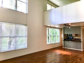 1009 NW Hoyt St, Unit 203 in Portland, OR - Building Photo