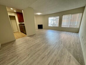 10911 Rochester Ave in Los Angeles, CA - Building Photo - Building Photo
