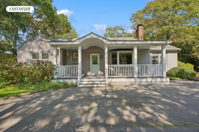 27 Lynn Ave in Hampton Bays, NY - Building Photo - Building Photo