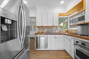 738 Fernwood Rd in Key Biscayne, FL - Building Photo