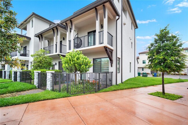 4413 NW 83rd Path in Doral, FL - Building Photo - Building Photo