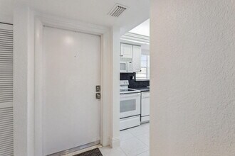 6100 NE 7th Ave in Boca Raton, FL - Building Photo - Building Photo