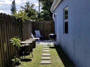 2166 NE 181st St in North Miami Beach, FL - Building Photo - Building Photo