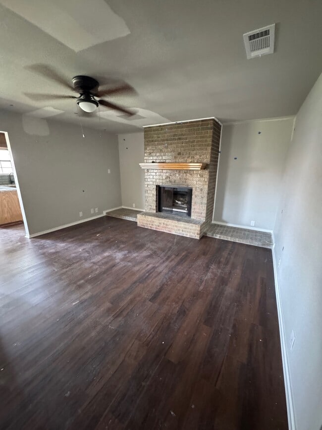 1211 Hyde Park Blvd in Cleburne, TX - Building Photo - Building Photo